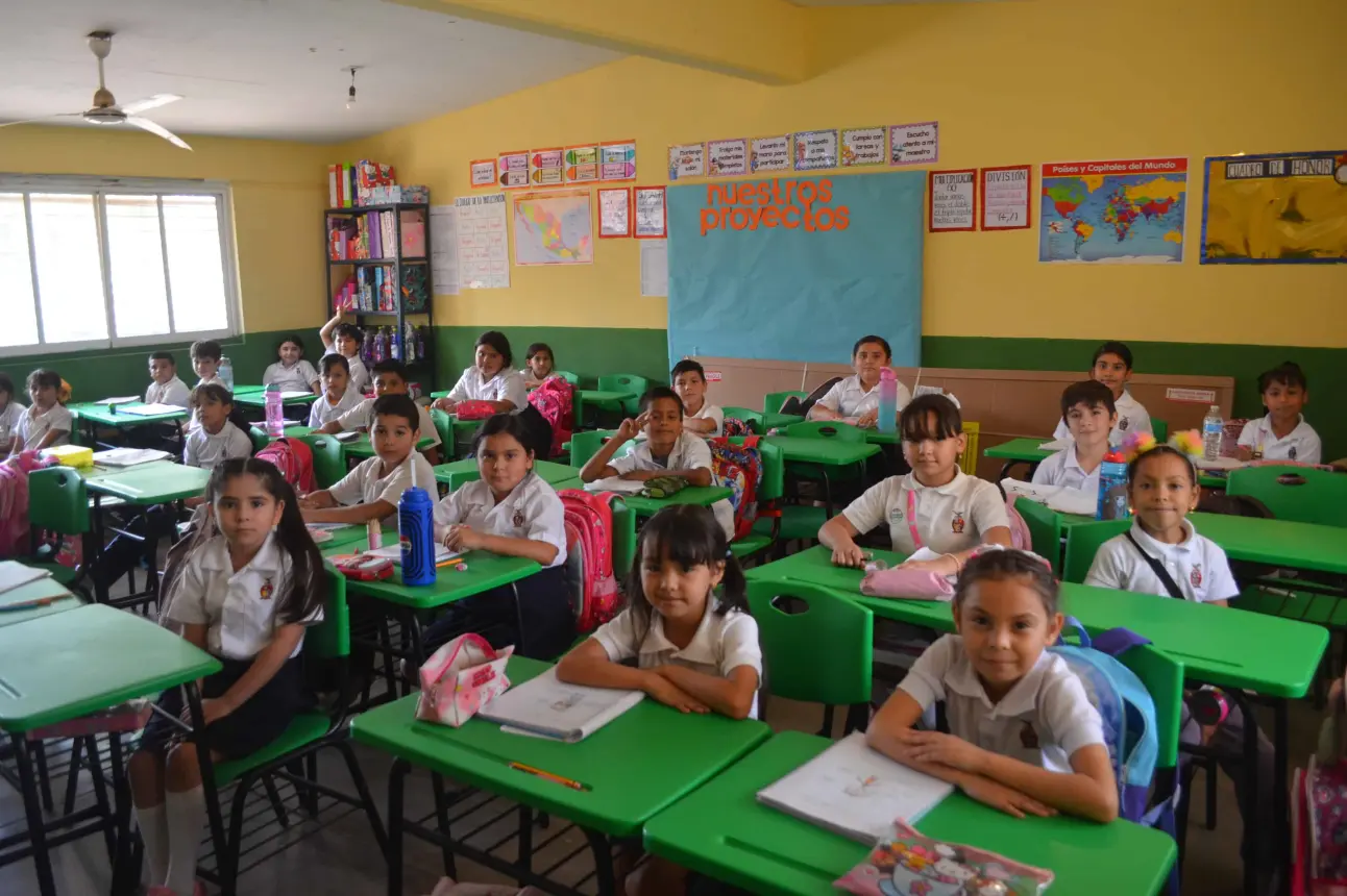 Los grupos de tercero y cuarto A recibieron mobiliario nuevo gracias a la donación de la Sepyc. Los alumnos de sexto grado, por su parte, fueron beneficiados por el mobiliario otorgado por el Instituto Senda del Río. Foto: Juan Madrigal