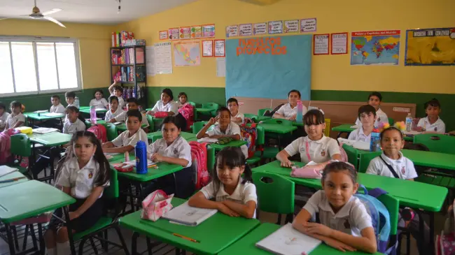 Los grupos de tercero y cuarto A recibieron mobiliario nuevo gracias a la donación de la Sepyc. Los alumnos de sexto grado, por su parte, fueron beneficiados por el mobiliario otorgado por el Instituto Senda del Río. Foto: Juan Madrigal