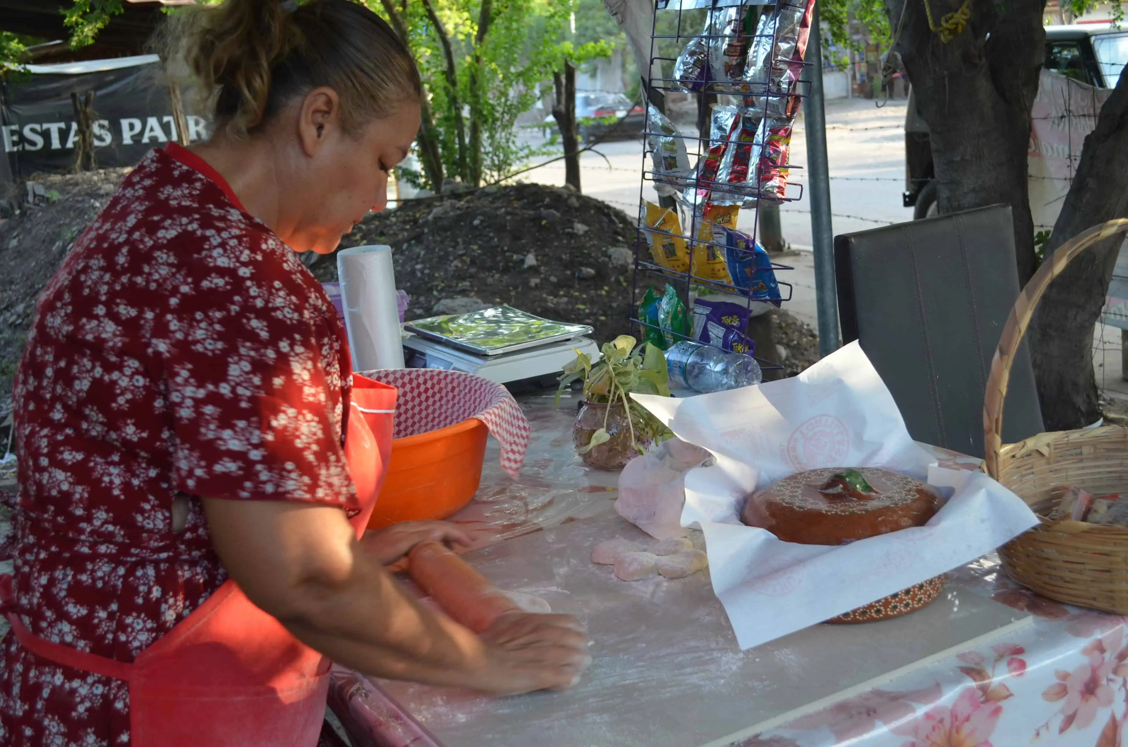 María de Jesús hace tortillas de harina