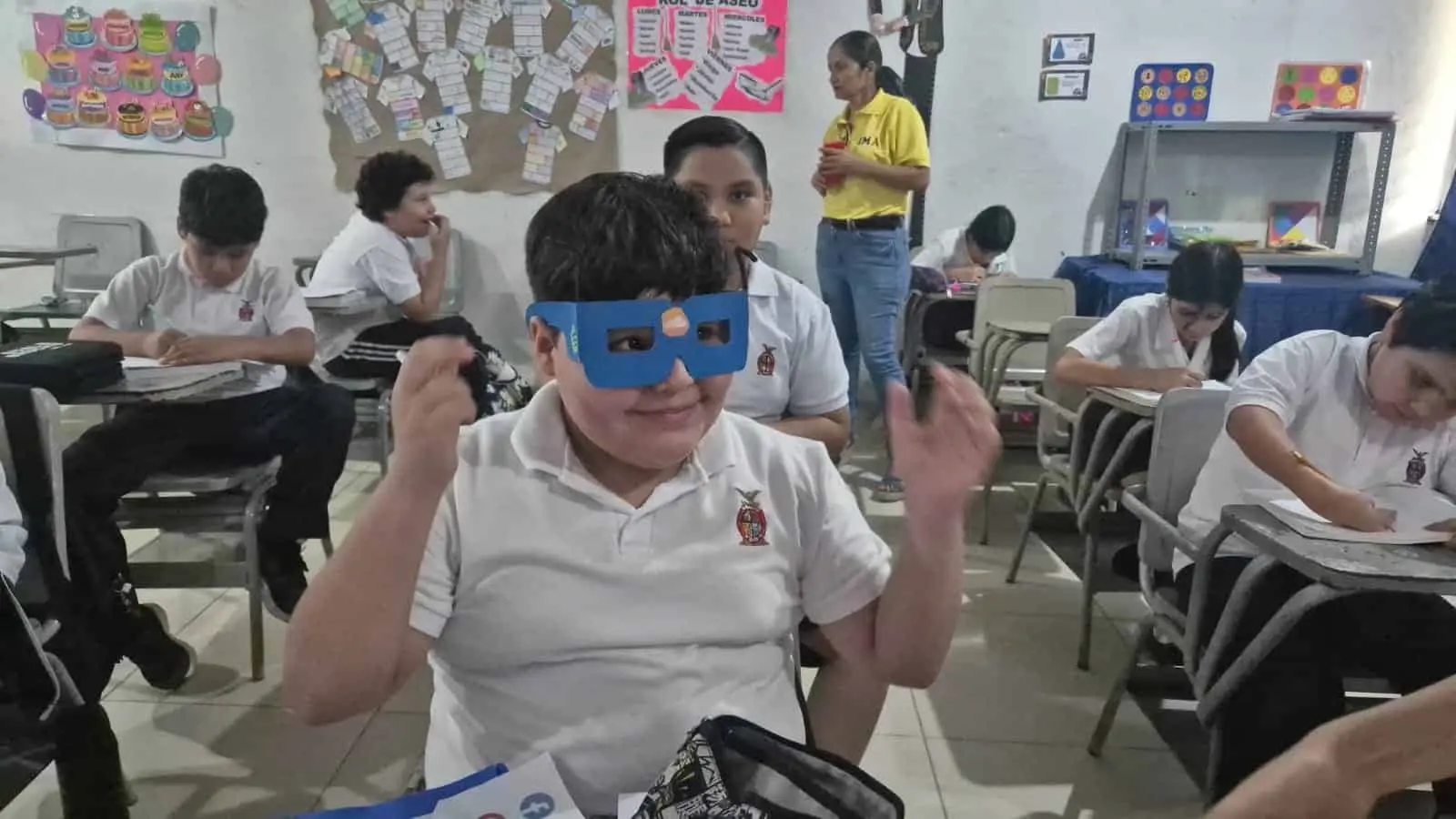 Niños diseñan gafas innovadoras para el futuro