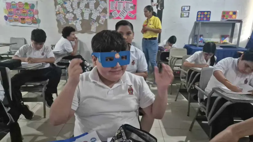 Niños diseñan gafas innovadoras para el futuro



