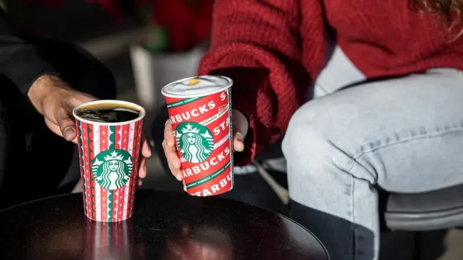 Esta es una de las promoción que Starbucks tiene para esta temporada navideña. Foto: Cortesía
