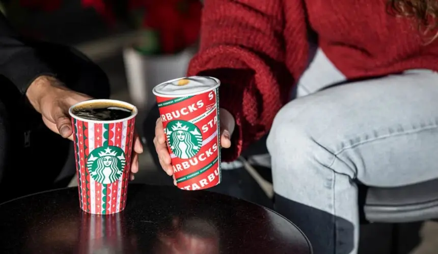 Esta es una de las promoción que Starbucks tiene para esta temporada navideña. Foto: Cortesía