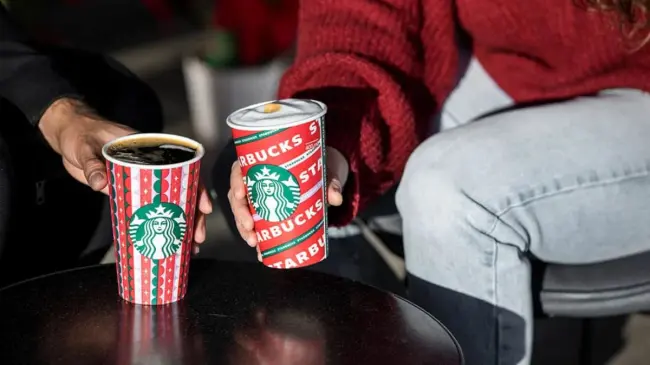 No te quedes sin tu vaso reusable de Navidad. Foto: Starbucks