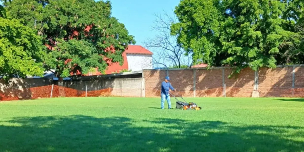 Los padres de familia de la primaria Renato Vega se organizan para mantener en óptimas condiciones la nueva cancha de fútbol.