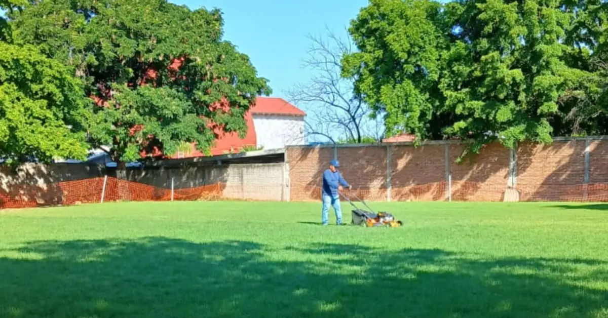 Alumnos de la Primaria Renato Vega, en Villaverde felices con la renovación de su cancha de fútbol