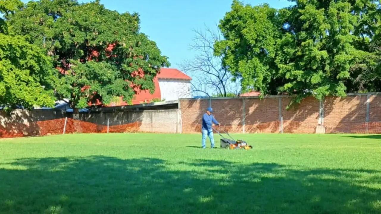 Los padres de familia de la primaria Renato Vega se organizan para mantener en óptimas condiciones la nueva cancha de fútbol.
