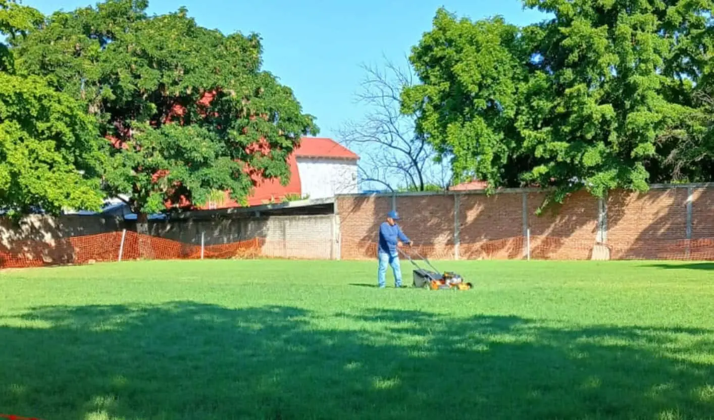 Los padres de familia de la primaria Renato Vega se organizan para mantener en óptimas condiciones la nueva cancha de fútbol.