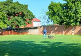 Alumnos de la Primaria Renato Vega, en Villaverde felices con la renovación de su cancha de fútbol