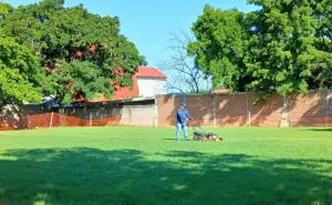 Alumnos de la Primaria Renato Vega, en Villaverde felices con la renovación de su cancha de fútbol