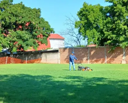 Alumnos de la Primaria Renato Vega, en Villaverde felices con la renovación de su cancha de fútbol