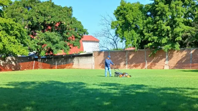 Los padres de familia de la primaria Renato Vega se organizan para mantener en óptimas condiciones la nueva cancha de fútbol.