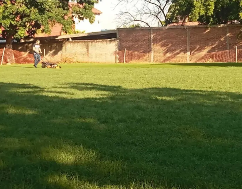 Con muy buena actitud, los padres de familia de los seis grados de la primaria se coordinan para hacer los trabajos de mantenimiento.