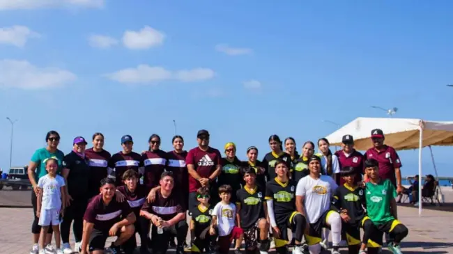 Entusiasmo y diversión en el Torneo de Beisbol 5 de Altata