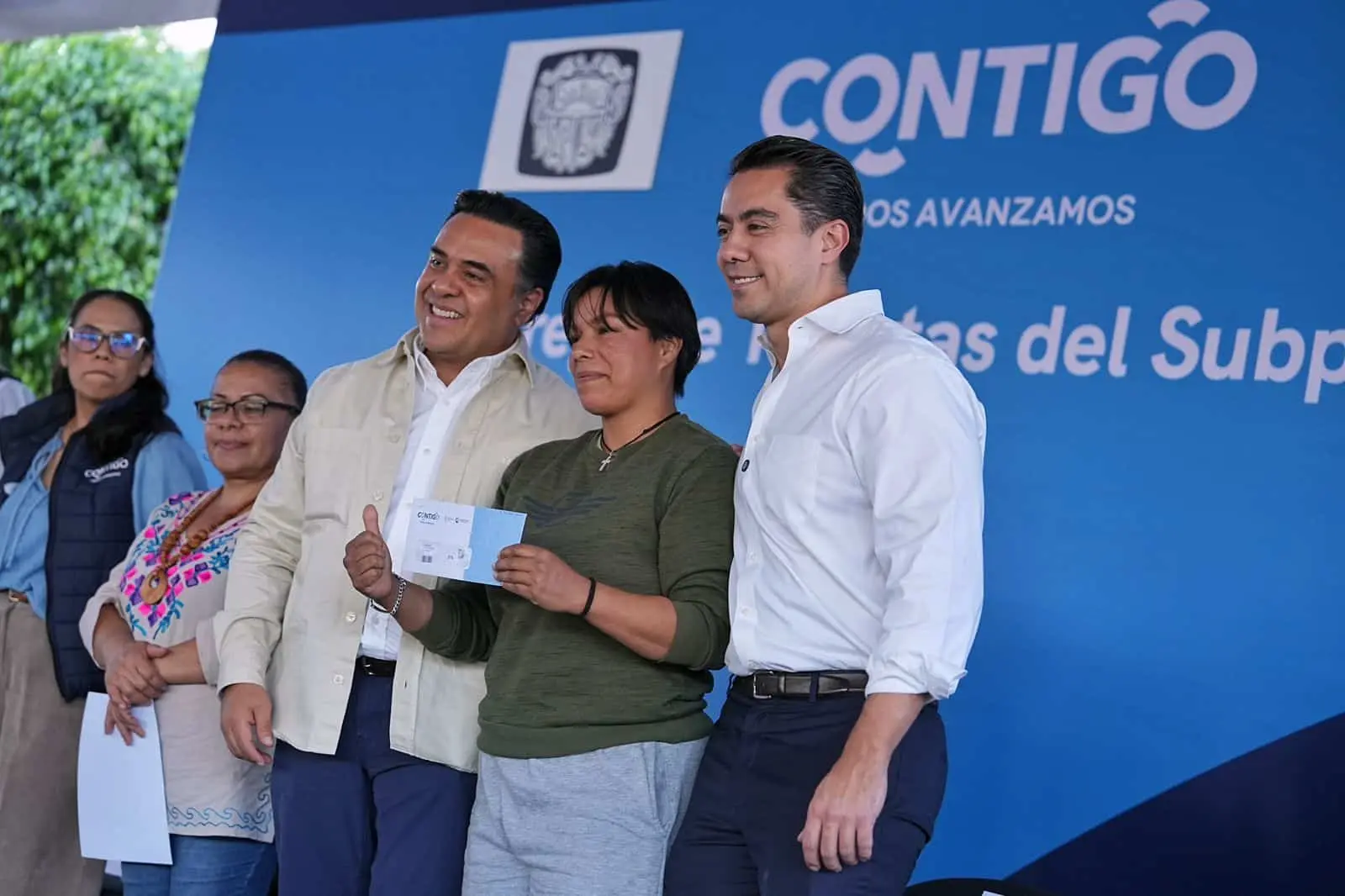 Entregan los apoyos de la Tarjeta Contigo para las jefas de familia en Querétaro. Foto: Cortesía