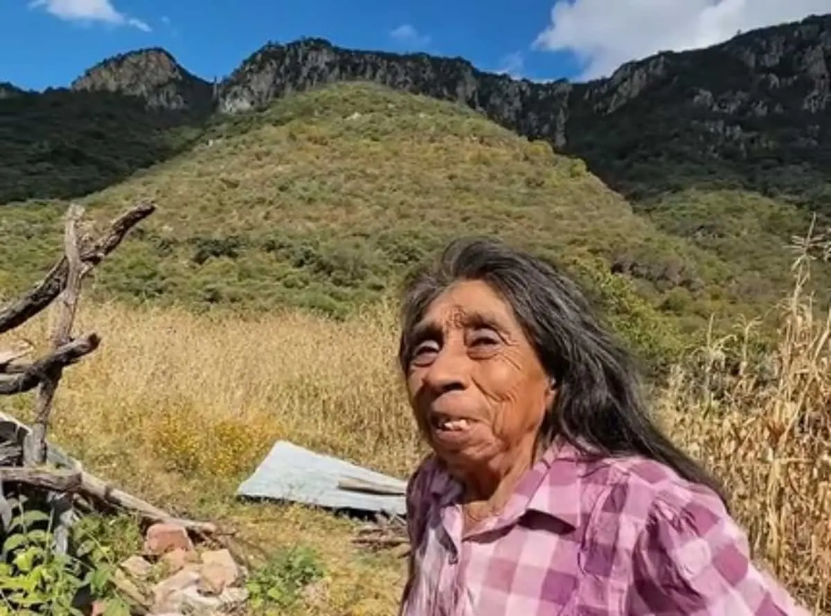 Doña Lázara disfruta del impresionante paisaje de la sierra desde su humilde casa. Foto: TikTok @hectoraparicio16