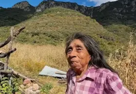 Doña Lázara, la mujer que vive escondida pero feliz en la sierra de Zacatecas desde hace más de 80 años