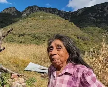 Doña Lázara, la mujer que vive escondida pero feliz en la sierra de Zacatecas desde hace más de 80 años