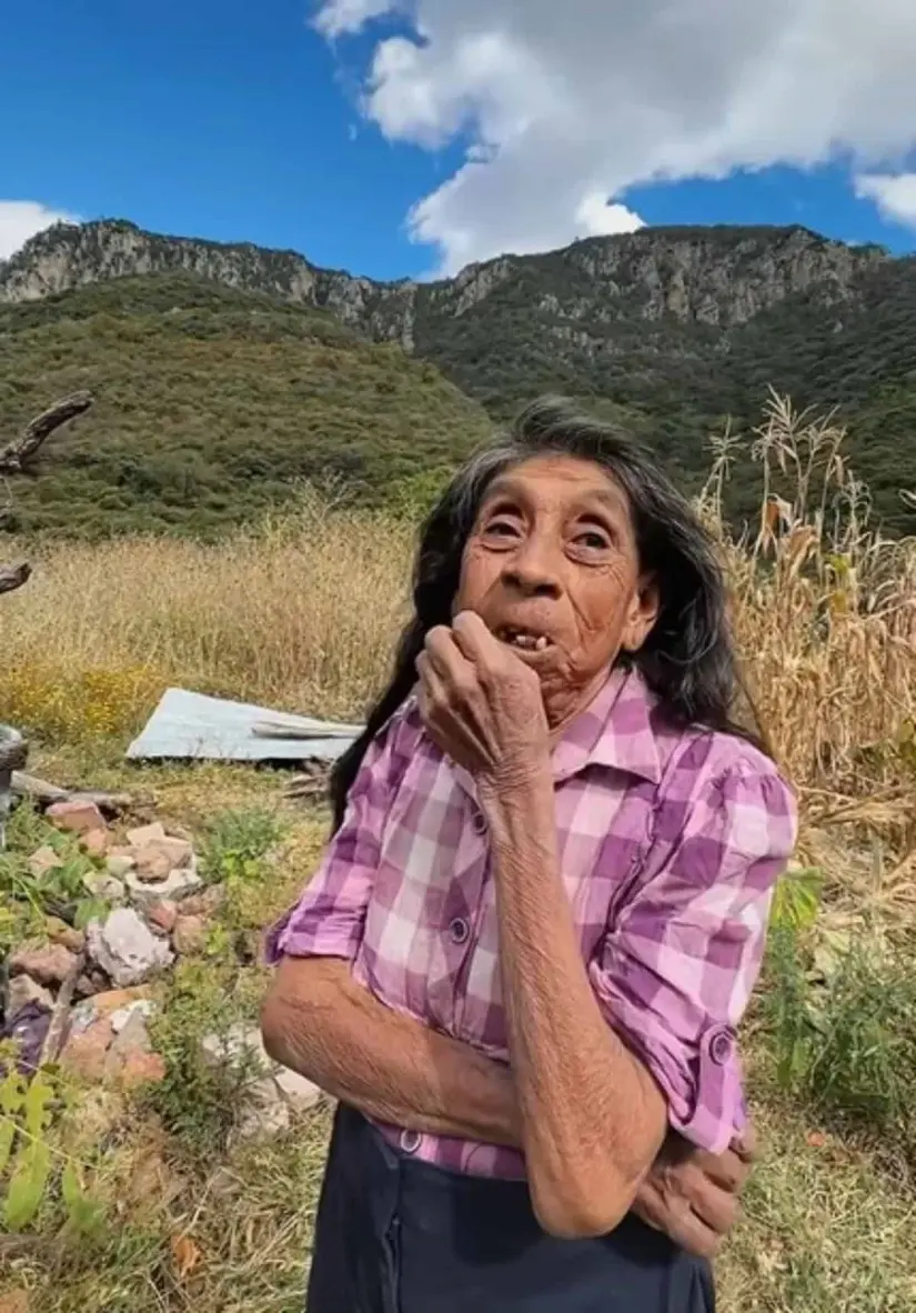 Doña Lázara, la mujer que vive escondida pero feliz en la sierra de Zacatecas desde hace más de 80 años