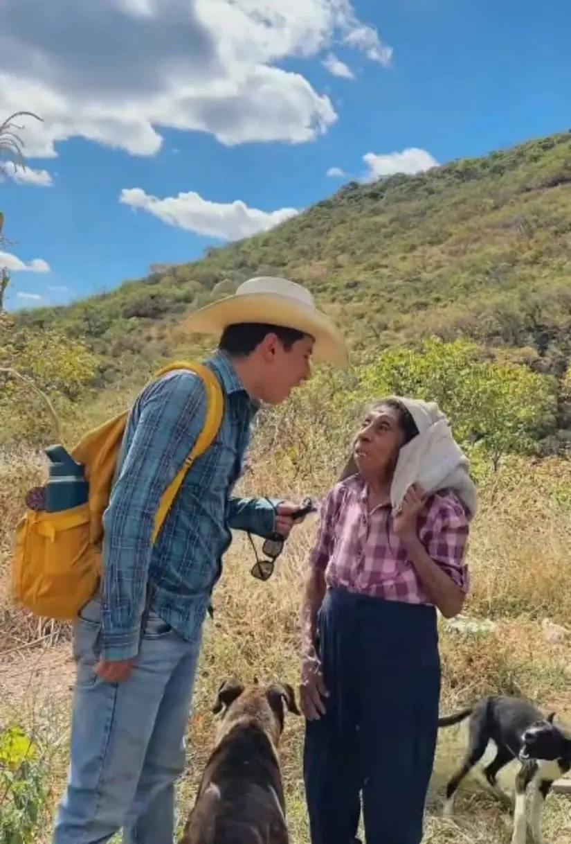 Doña Lázara, la mujer que vive escondida pero feliz en la sierra de Zacatecas desde hace más de 80 años