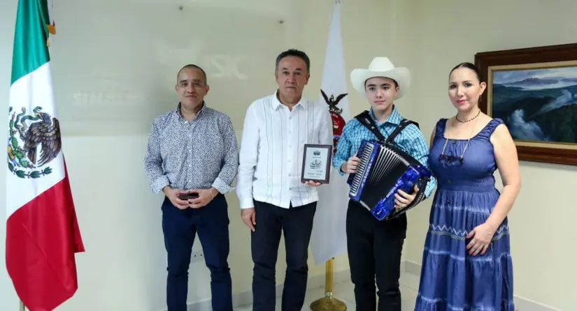 Diego Salazar recibe felicitaciones por las autoridades. tras su llegada a Sinaloa, después de ganar el concurso de acordeón. Diego Salazar recibe felicitaciones por las autoridades. tras su llegada a Sinaloa, después de ganar el concurso de acordeón. Foto: Cortesía