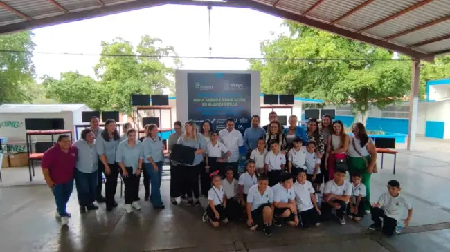 Muy animados los niños de la primaria Fraternidad en Barrancos recibieron los equipos de cómputo. Foto: Benkis Chávez.
