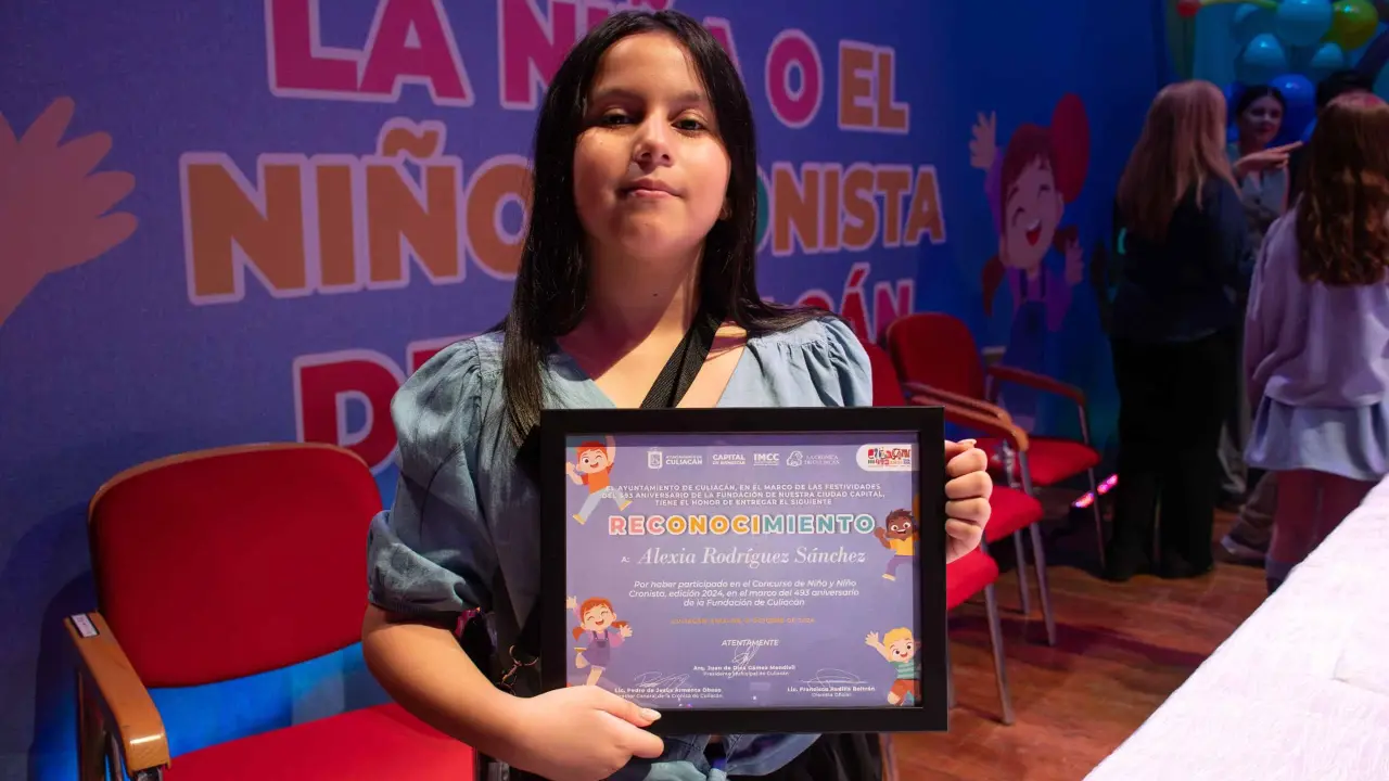 Alexia Rodríguez Sánchez recibe el premio como Niña Cronista de Culiacán. Logró el premio con una crónica inspirada en las historias de Tus Buenas Noticias.