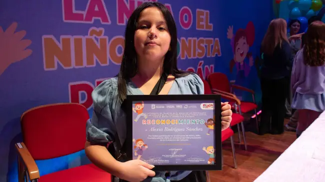 Alexia Rodríguez Sánchez recibe el premio como Niña Cronista de Culiacán. Logró el premio con una crónica inspirada en las historias de Tus Buenas Noticias.