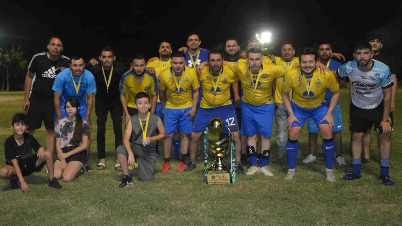 El compromiso con el deporte local se destacó en las finales del Torneo Minisoccer CCORTEZ, donde equipos de la comunidad mostraron su dedicación y pasión por el fútbol. Foto: Juan Madrigal