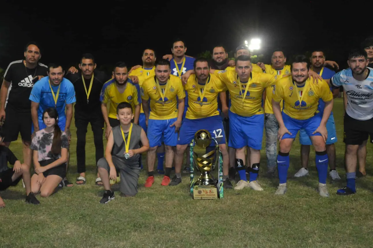 El compromiso con el deporte local se destacó en las finales del Torneo Minisoccer CCORTEZ, donde equipos de la comunidad mostraron su dedicación y pasión por el fútbol. Foto: Juan Madrigal