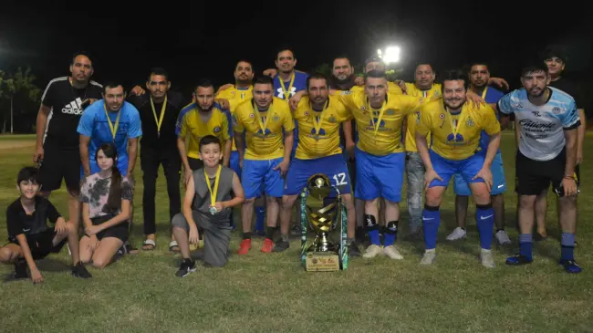 El compromiso con el deporte local se destacó en las finales del Torneo Minisoccer CCORTEZ, donde equipos de la comunidad mostraron su dedicación y pasión por el fútbol. Foto: Juan Madrigal