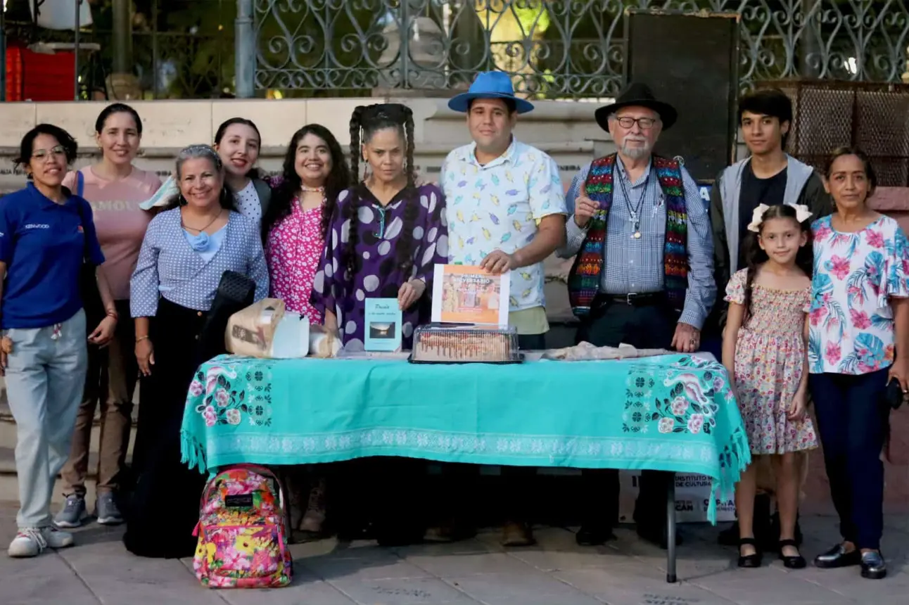 El kiosco de la plazuela Álvaro Obregón en Culiacán se llena de poesía para celebrar un año de “Poesía a los Cuatro Vientos”. Fotos: IMCC