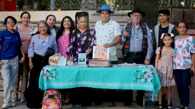 El kiosco de la plazuela Álvaro Obregón en Culiacán se llena de poesía para celebrar un año de “Poesía a los Cuatro Vientos”. Fotos: IMCC