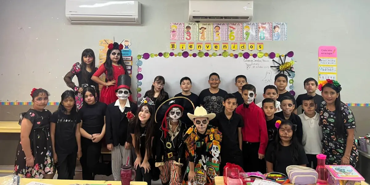 Los niños y niñas, vestidos como catrines y catrinas, aprendieron sobre los elementos del altar y participaron en actividades llenas de color y alegría.