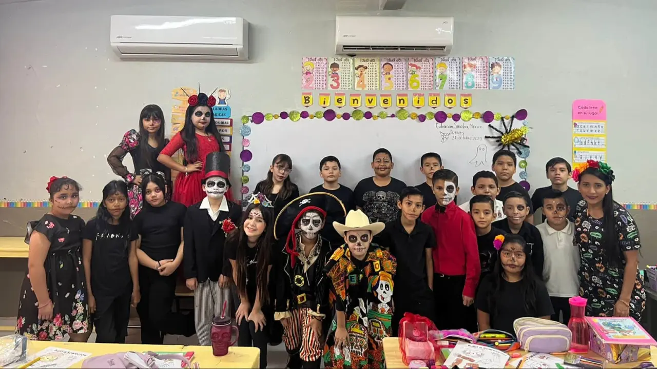 Los niños y niñas, vestidos como catrines y catrinas, aprendieron sobre los elementos del altar y participaron en actividades llenas de color y alegría.