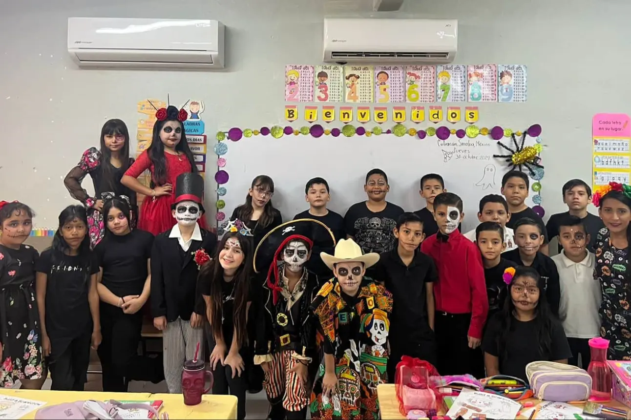 Los niños y niñas, vestidos como catrines y catrinas, aprendieron sobre los elementos del altar y participaron en actividades llenas de color y alegría.