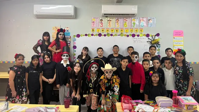 Los niños y niñas, vestidos como catrines y catrinas, aprendieron sobre los elementos del altar y participaron en actividades llenas de color y alegría.