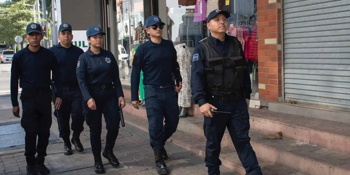 Policías municipales de Culiacán realizan un recorrido de seguridad por las calles del Centro.