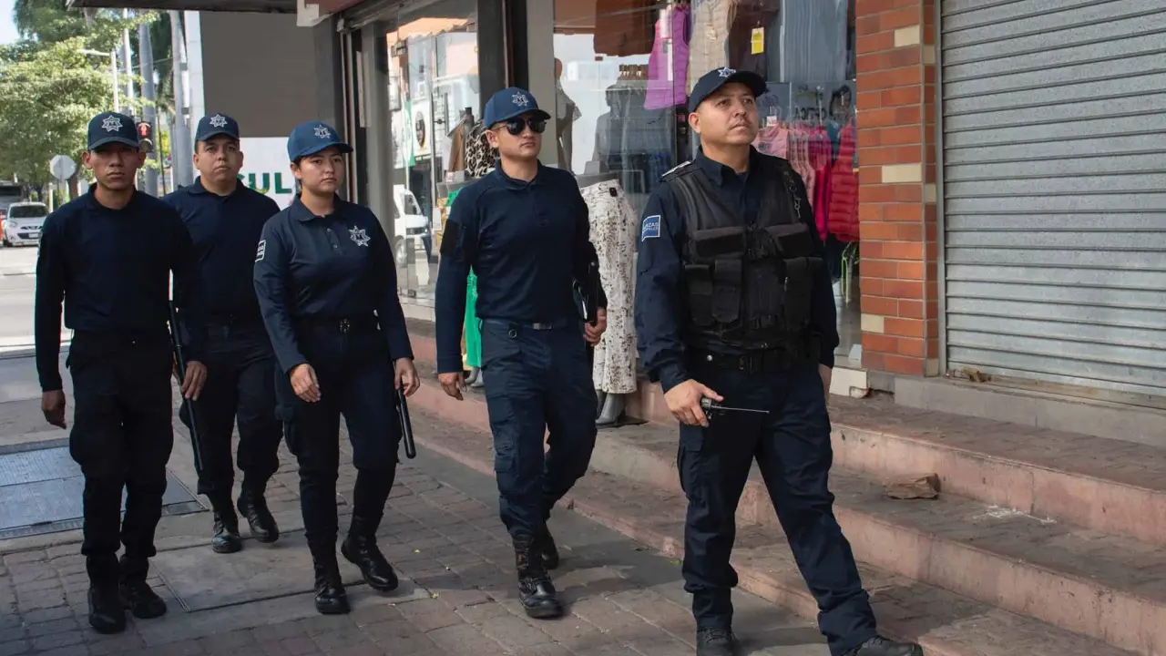 Policías municipales de Culiacán realizan un recorrido de seguridad por las calles del Centro.