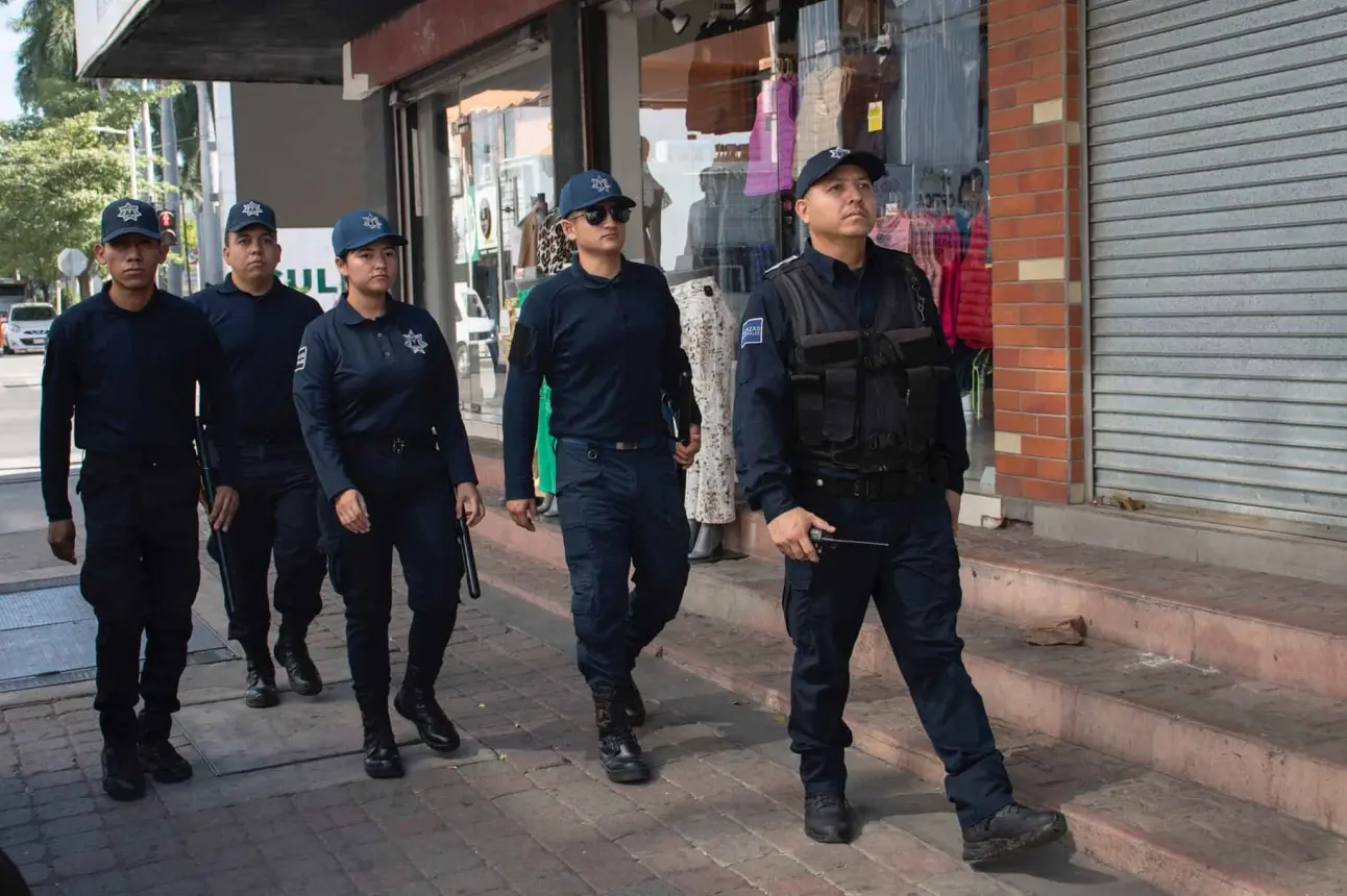 Policías municipales de Culiacán realizan un recorrido de seguridad por las calles del Centro.