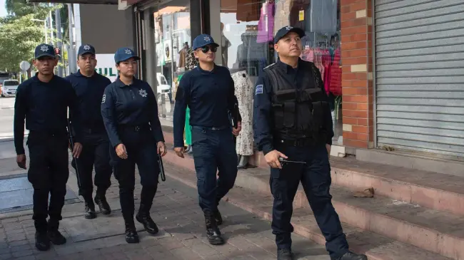 Policías municipales de Culiacán realizan un recorrido de seguridad por las calles del Centro.