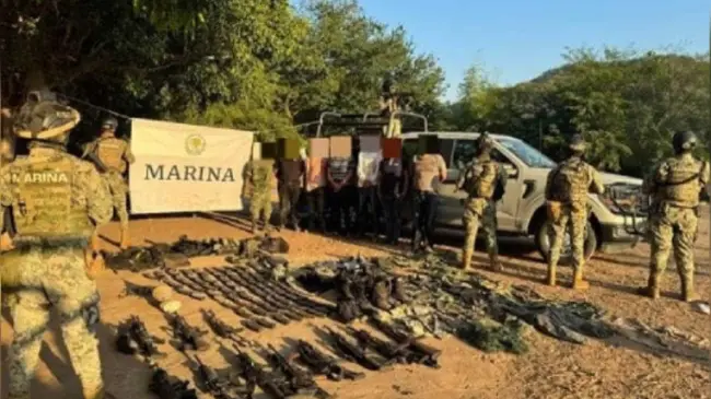 Detenidos y armamento asegurado por la Marina en Concordia.