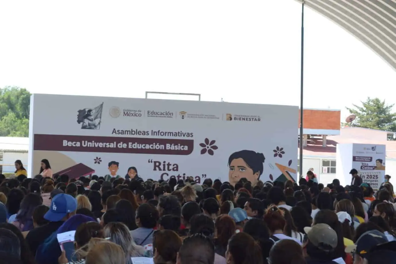 Previo a que iniciará el registro para la Beca Rita Cetina, se realizaron asambleas con los padres de familia. Foto: Cortesía