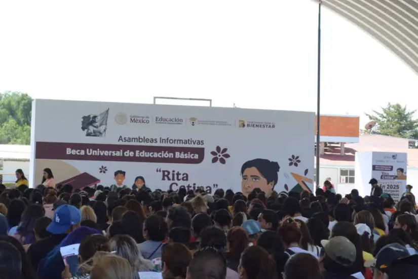 Previo a que iniciará el registro para la Beca Rita Cetina, se realizaron asambleas con los padres de familia. Foto: Cortesía