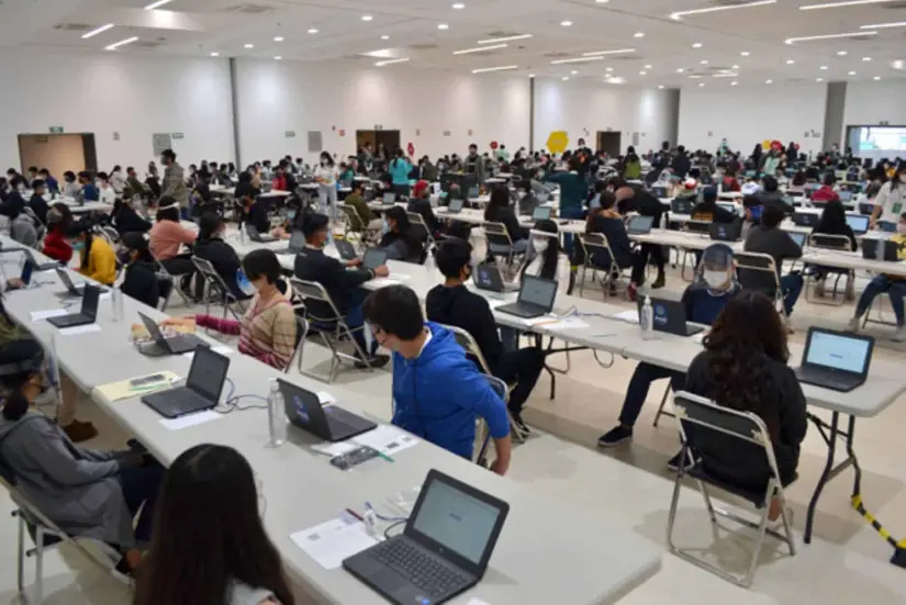 Jóvenes Escribiendo el Futuro apoya a los estudiantes universitarios.