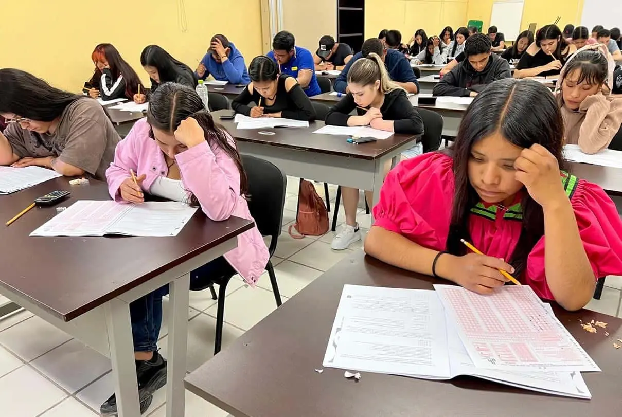 La beca de Jóvenes Escribiendo el Futuro es para estudiantes de escuelas públicas. Foto: Cortesía