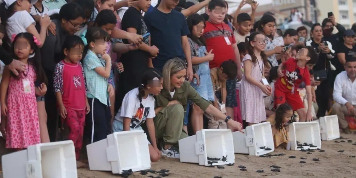 Niñas, niños y adultos participaron en la liberación de las tortugas.