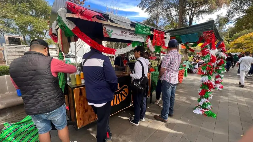 Venta de antojitos y diversas actividades en la Verbena Familiar Revolucionaria  de Zacatecas. Foto: Cortesía