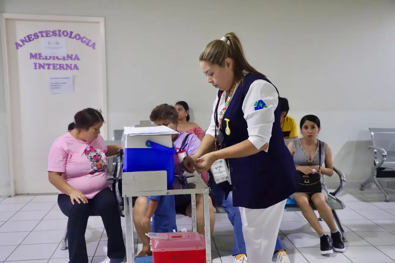 Llama Secretaría de Salud a sinaloenses a vacunarse contra la Influenza y Covid-19 ante bajas temperaturas.