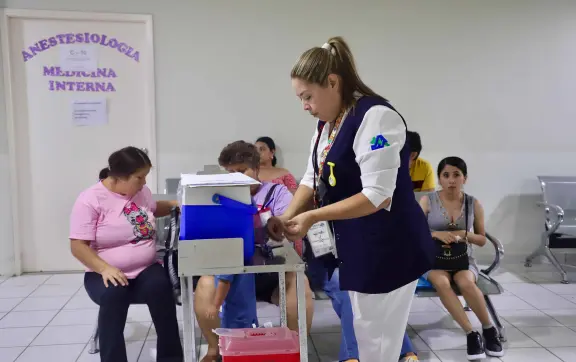 Llama Secretaría de Salud a sinaloenses a vacunarse contra la Influenza y Covid-19 ante bajas temperaturas